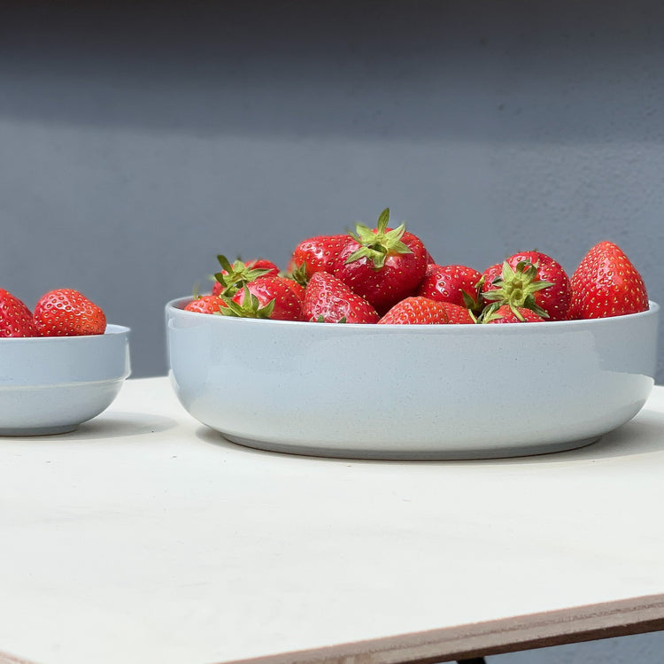 Frische Erdbeeren in einer Keramikschale von indre
