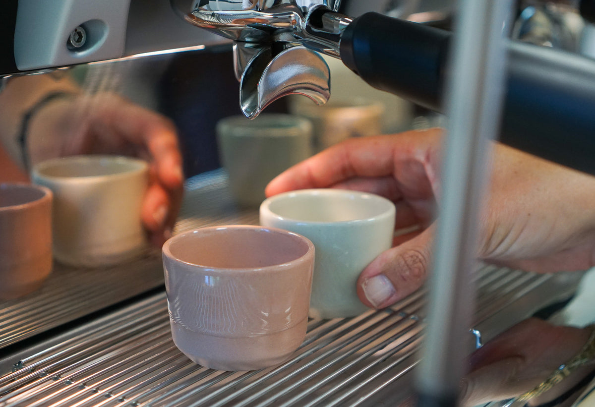 Espresso Siebträger Kaffeemaschine mit Keramik Espressobechern