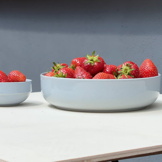 Frische Erdbeeren in einer Keramikschale von indre